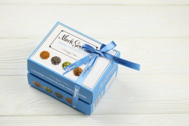 KHARKOV, UKRAINE - 14 Şubat 2021: Mark Sevouni kentsel çikolata üretimi el yapımı yuvarlak şekerler. Mark Sevouni, Erivan, Ermenistan merkezli bir çikolata üreticisi.