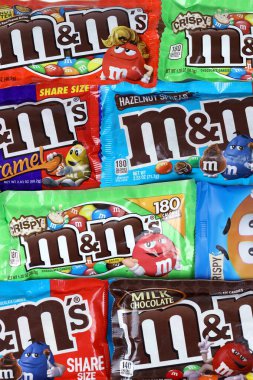 KHARKOV, UKRAINE - 15 Mart 2021: M 'nin çikolata paketleri çeşitli tat ve tasarım. M M 1941 'den beri Mars Anonim Şirketi tarafından üretiliyor.