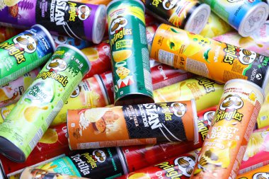 KHARKOV, UKRAINE - 30 Mart 2021: Birçok Pringles silindir cips kutuları çeşitli renk ve lezzetlerle. Amerikan markası, Kelloggs 'a ait istiflenebilir patates bazlı cipsler.
