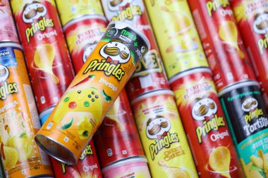 KHARKOV, UKRAINE - 30 Mart 2021: Birçok Pringles silindir cips kutuları çeşitli renk ve lezzetlerle. Amerikan markası, Kelloggs 'a ait istiflenebilir patates bazlı cipsler.