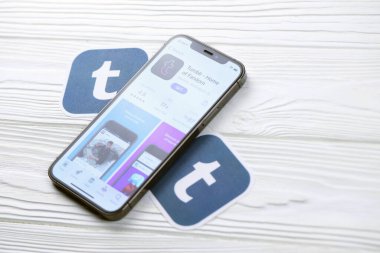 KHARKOV, UKRAINE - 5 Mart 2021: Tumblr simgesi ve uygulaması iPhone 12 'de beyaz ahşap masadaki profesyonel ekranda