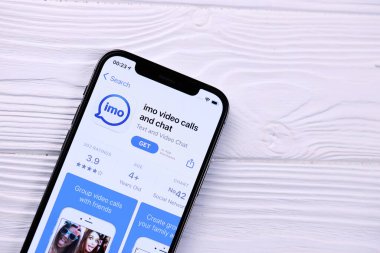 KHARKOV, UKRAINE - 5 Mart 2021: İmo simgesi ve uygulaması iPhone 12 'den beyaz ahşap masadaki profesyonel ekranda