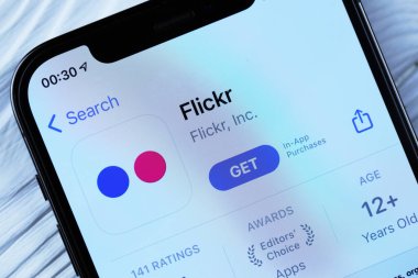 KHARKOV, UKRAINE - 5 Mart 2021: Flickr simgesi ve uygulaması iPhone 12 'de beyaz ahşap masadaki profesyonel ekranda