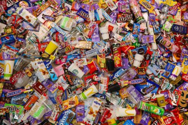 KHARKOV, UKRAINE - 10 AĞUSTOS 2021: Ünlü markalı yiyecek ve içecek üretiminde kullanılan büyük yığın ve boş tek kullanımlık paketler ve fincanlar