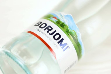 KHARKOV, UKRAINE - 2 Temmuz 2021: Orta Gürcistan 'daki Borjomi Boğazı' ndaki doğal gazlı maden suyu markası