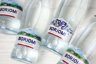 KHARKOV, UKRAINE - 2 Temmuz 2021: Orta Gürcistan 'daki Borjomi Boğazı' ndaki doğal gazlı maden suyu markası