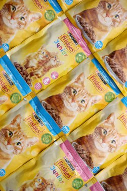 KHARKOV, UKRAINE - 10 AĞUSTOS 2021: Çok sayıda Friskie paket evcil hayvan yemeği. Nestle Global 'in bir yan kuruluşu olan Nestle Purina PetCare Company' ye ait frizkler