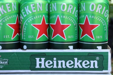 KHARKOV, UKRAINE - 31 Temmuz 2021: Hollanda bira şirketi Heineken N.V tarafından üretilen yeşil teneke kutu Heineken soluk bira.