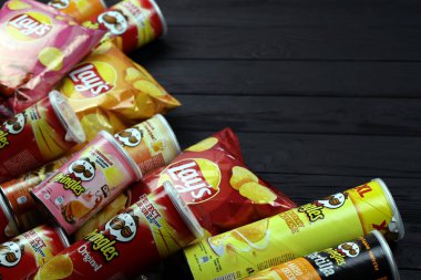 KHARKOV, UKRAINE - 3 HAZİRAN 2021: Klasik paket tasarımında çeşitli aromalı patates cipsi. Dünyaca ünlü patates cipsi markaları
