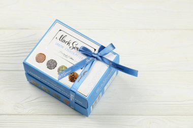 KHARKOV, UKRAINE - 14 Şubat 2021: Mark Sevouni kentsel çikolata üretimi el yapımı yuvarlak şekerler. Mark Sevouni, Erivan, Ermenistan merkezli bir çikolata üreticisi.