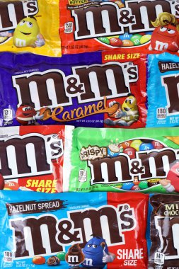 KHARKOV, UKRAINE - 15 Mart 2021: M 'nin çikolata paketleri çeşitli tat ve tasarım. M M 1941 'den beri Mars Anonim Şirketi tarafından üretiliyor.