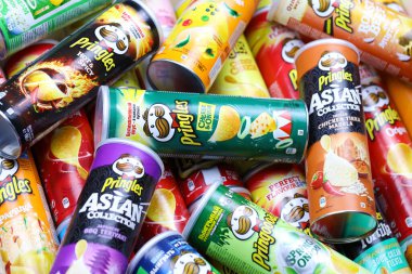 KHARKOV, UKRAINE - 30 Mart 2021: Birçok Pringles silindir cips kutuları çeşitli renk ve lezzetlerle. Amerikan markası, Kelloggs 'a ait istiflenebilir patates bazlı cipsler.
