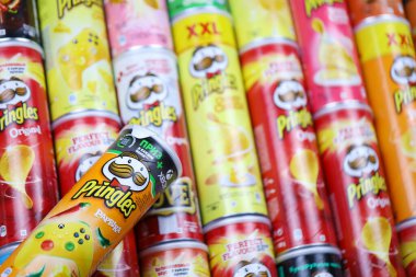 KHARKOV, UKRAINE - 30 Mart 2021: Birçok Pringles silindir cips kutuları çeşitli renk ve lezzetlerle. Amerikan markası, Kelloggs 'a ait istiflenebilir patates bazlı cipsler.