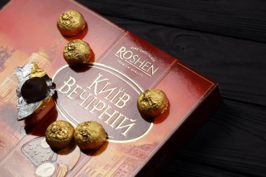 KHARKOV, UKRAINE - 11 HAZİRAN 2021: Rochen çikolata şeker kutusu. Roshen Ukrayna Şirketi dünyanın en büyük şekerleme şirketleri listesinde 18. sırada yer aldı.