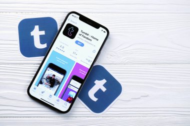 KHARKOV, UKRAINE - 5 Mart 2021: Tumblr simgesi ve uygulaması iPhone 12 'de beyaz ahşap masadaki profesyonel ekranda