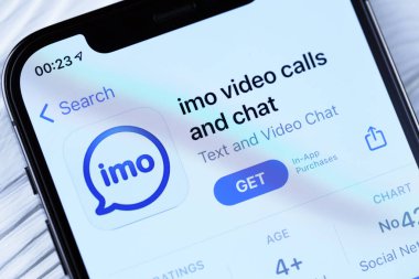 KHARKOV, UKRAINE - 5 Mart 2021: İmo simgesi ve uygulaması iPhone 12 'den beyaz ahşap masadaki profesyonel ekranda