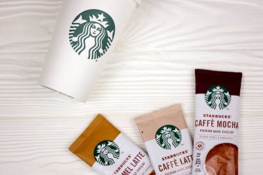 KHARKOV, UKRAINE - 2 Temmuz 2021: yeşil logolu Starbucks kahve çubukları. Starbucks Corporation, Seattle, Washington merkezli çok uluslu kahve ve roastery rezervleri zinciri.