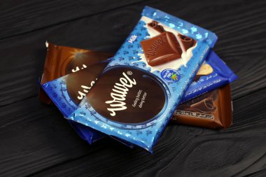 KHARKOV, UKRAINE - 3 HAZİRAN 2021: Wawel çikolata üretimi. Wawel, Polonya 'nın Krakow şehrinde 1898' de kurulan çikolatalı gofret ve atıştırmalık üreten Polonyalı bir şekerleme şirketi.