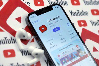 KHARKOV, UKRAINE - 5 Mart 2021: Youtube çocuk simgesi ve uygulaması iPhone 12 profesyonel ekranda beyaz ahşap masa uzmanıyla birlikte
