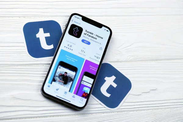 KHARKOV, UKRAINE - 5 Mart 2021: Tumblr simgesi ve uygulaması iPhone 12 'de beyaz ahşap masadaki profesyonel ekranda