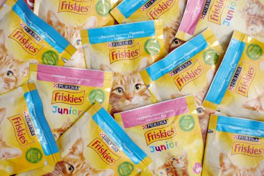 KHARKOV, UKRAINE - 10 AĞUSTOS 2021: Çok sayıda Friskie paket evcil hayvan yemeği. Nestle Global 'in bir yan kuruluşu olan Nestle Purina PetCare Company' ye ait frizkler