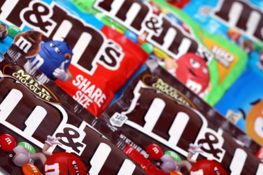 KHARKOV, UKRAINE - 15 Mart 2021: M 'nin çikolata paketleri çeşitli tat ve tasarım. M M 1941 'den beri Mars Anonim Şirketi tarafından üretiliyor.