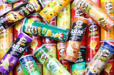 KHARKOV, UKRAINE - 30 Mart 2021: Birçok Pringles silindir cips kutuları çeşitli renk ve lezzetlerle. Amerikan markası, Kelloggs 'a ait istiflenebilir patates bazlı cipsler.