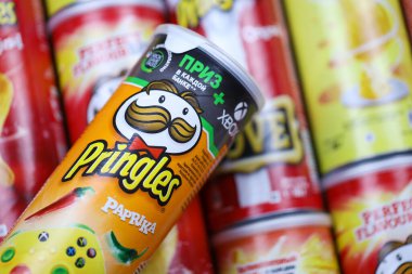 KHARKOV, UKRAINE - 30 Mart 2021: Birçok Pringles silindir cips kutuları çeşitli renk ve lezzetlerle. Amerikan markası, Kelloggs 'a ait istiflenebilir patates bazlı cipsler.