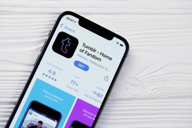 KHARKOV, UKRAINE - 5 Mart 2021: Tumblr simgesi ve uygulaması iPhone 12 'de beyaz ahşap masadaki profesyonel ekranda