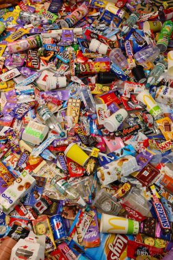 KHARKOV, UKRAINE - 10 AĞUSTOS 2021: Ünlü markalı yiyecek ve içecek üretiminde kullanılan büyük yığın ve boş tek kullanımlık paketler ve fincanlar