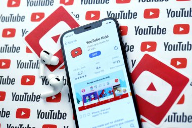 KHARKOV, UKRAINE - 5 Mart 2021: Youtube çocuk simgesi ve uygulaması iPhone 12 profesyonel ekranda beyaz ahşap masa uzmanıyla birlikte
