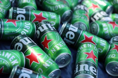 KHARKOV, UKRAINE - 31 Temmuz 2021: Hollanda bira şirketi Heineken N.V tarafından üretilen yeşil teneke kutu Heineken soluk bira.