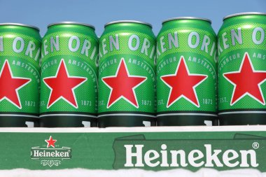 KHARKOV, UKRAINE - 31 Temmuz 2021: Hollanda bira şirketi Heineken N.V tarafından üretilen yeşil teneke kutu Heineken soluk bira.