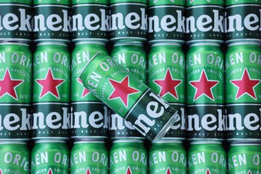 KHARKOV, UKRAINE - 31 Temmuz 2021: Hollanda bira şirketi Heineken N.V tarafından üretilen yeşil teneke kutu Heineken soluk bira.