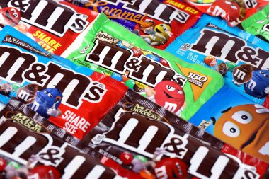 KHARKOV, UKRAINE - 15 Mart 2021: M 'nin çikolata paketleri çeşitli tat ve tasarım. M M 1941 'den beri Mars Anonim Şirketi tarafından üretiliyor.