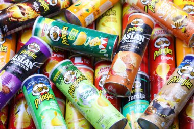 KHARKOV, UKRAINE - 30 Mart 2021: Birçok Pringles silindir cips kutuları çeşitli renk ve lezzetlerle. Amerikan markası, Kelloggs 'a ait istiflenebilir patates bazlı cipsler.