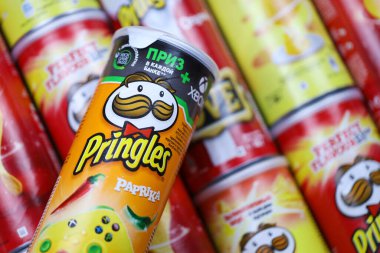 KHARKOV, UKRAINE - 30 Mart 2021: Birçok Pringles silindir cips kutuları çeşitli renk ve lezzetlerle. Amerikan markası, Kelloggs 'a ait istiflenebilir patates bazlı cipsler.