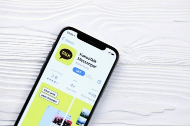 KHARKOV, UKRAINE - 5 Mart 2021: KakaoTalk Messenger simgesi ve uygulaması iPhone 12 'den beyaz ahşap masadaki profesyonel ekranda