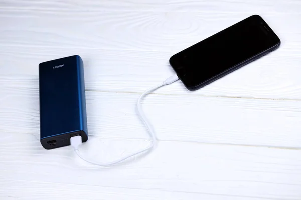 Kharkov Ukraine March 2021 Xipin Power Bank Charger Connected Samsung — 스톡 사진