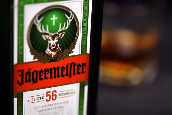 Kharkov Ukraine Joulukuu 2020 Jagermeister Kylmä Maseroitu Eliksiiripullo Tummanmustalla Taustalla — kuvapankkivalokuva