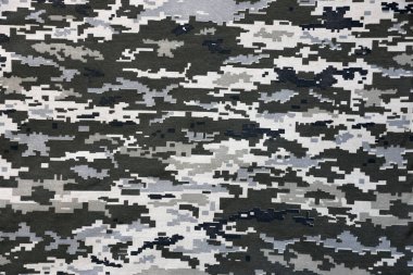 Ukrayna askeri piksel kamuflaj dokusuna sahip kumaş. Gri, kahverengi ve yeşil pikselli kamuflaj desenli kumaş. Ukrayna askerlerinin resmi üniforması yaklaşıyor.