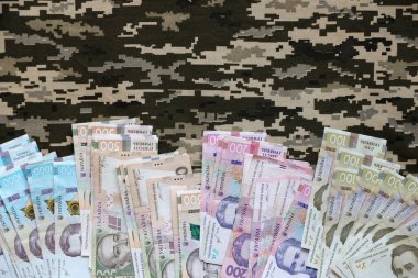 Ukrayna hrivnya 'sı Ukrayna askeri piksel kamuflajlı kumaş dokusuna sahip. Gri, kahverengi ve yeşil pikselli kamuflaj desenli kumaş. Ukrayna askerlerinin resmi üniforması yaklaşıyor.