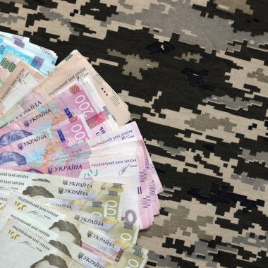 Ukrayna hrivnya 'sı Ukrayna askeri piksel kamuflajlı kumaş dokusuna sahip. Gri, kahverengi ve yeşil pikselli kamuflaj desenli kumaş. Ukrayna askerlerinin resmi üniforması yaklaşıyor.