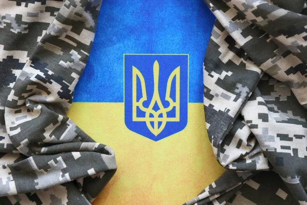 Bendera Dan Lambang Ukraina Dengan Kain Dengan Tekstur Kamuflase Berpiksel — Stok Foto