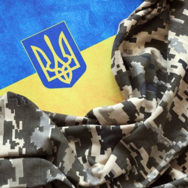Ukrayna bayrağı ve piksel kamuflajlı kumaşlı arma. Gri, kahverengi ve yeşil pikselli kamuflaj desenli kumaş Ukrayna mızrak işaretli..