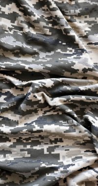 Ukrayna askeri piksel kamuflaj dokusuna sahip kumaş. Gri, kahverengi ve yeşil pikselli kamuflaj desenli kumaş. Ukrayna askerlerinin resmi üniforması yaklaşıyor.
