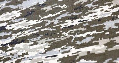 Ukrayna askeri piksel kamuflaj dokusuna sahip kumaş. Gri, kahverengi ve yeşil pikselli kamuflaj desenli kumaş. Ukrayna askerlerinin resmi üniforması yaklaşıyor.