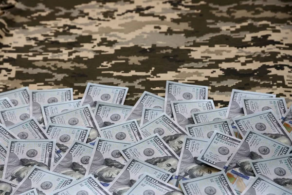 美元钞票的面料质地为乌克兰军用像素伪装 具有灰色 棕色和绿色像素形状的迷彩图案的布 乌克兰士兵的官方制服近身 — 图库照片