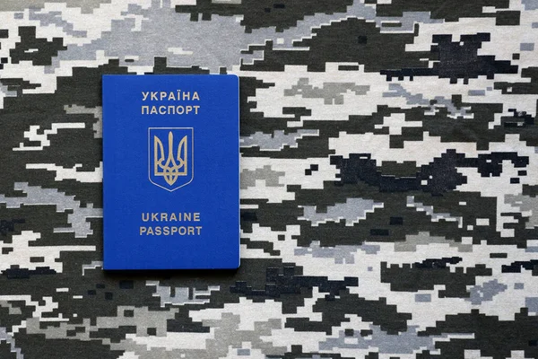 Ουκρανικό Ξένο Διαβατήριο Ύφασμα Υφή Στρατιωτικού Pixeled Καμουφλάζ Ένδυμα Μοτίβο — Φωτογραφία Αρχείου