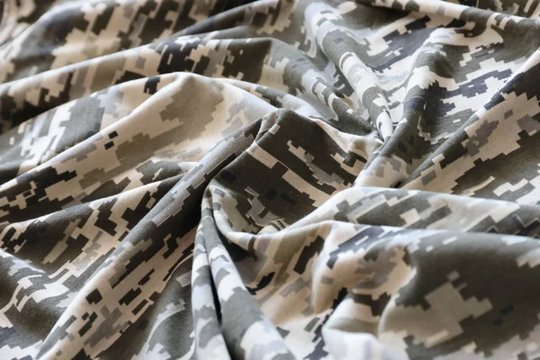 Ukrayna askeri piksel kamuflaj dokusuna sahip kumaş. Gri, kahverengi ve yeşil pikselli kamuflaj desenli kumaş. Ukrayna askerlerinin resmi üniforması yaklaşıyor.